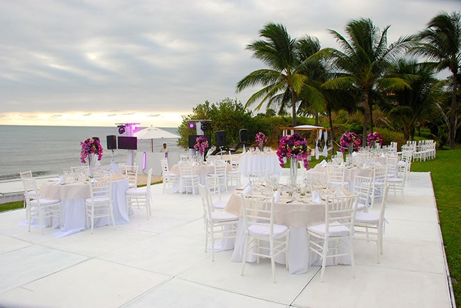 Wedding table setting in Punta Mita