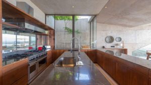 xr:d:DAEMrW4V-o4:21533,j:914647445339427380,t:24012617